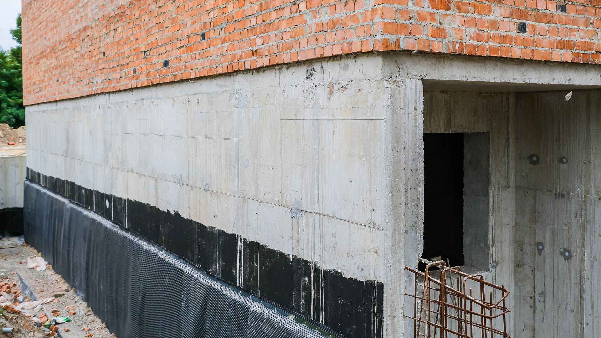ЖК «Шенген»: у сьомому будинку третьої черги триває гідроізоляція фундаменту