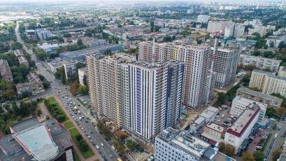 У будинку №3 виконуються фасадні роботи