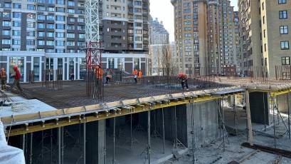 ЖК Maxima Residence: в другій секції облаштовано моноліт першого поверху, виконується плита перекриття