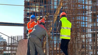 ЖК Maxima Residence: у першій секції триває облаштування вертикальних елементів першого поверху