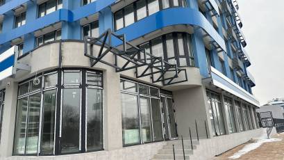Завершаем установку перил возле коммерческих помещений и козырьков над входом