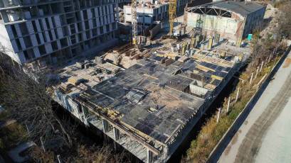 У секції В-6 третьої черги комплексу завершено влаштування плити перекриття першого поверху