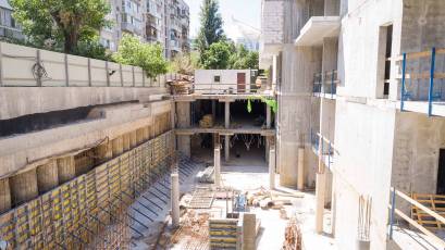 Forward RC: formwork is being prepared for casting the floor slab on the 1st floor of the parking lot.