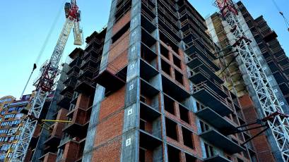 ЖК Maxima Residence: у другій секції виконується кладка стін на 10 поверсі