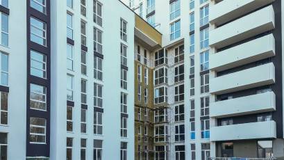 В першій секції будинку К-3 продовжуються фасадні роботи