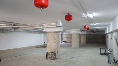 Installation of powder fire extinguishers in the underground parking lot is completed