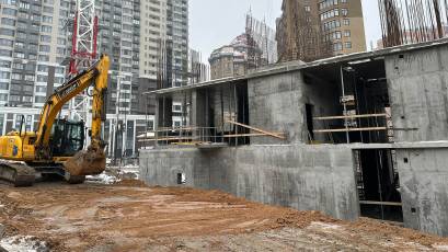 ЖК Maxima Residence: в першій секції виконується зведення вертикальних елементів другого поверху