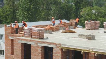 Shengen RC: in section 11.1 of the third stage the laying of the fourth floor walls is in progress